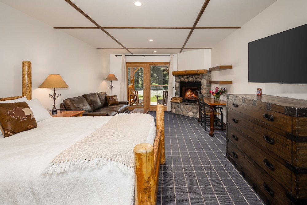 Deluxe Room, 1 Queen Bed (Riverside)