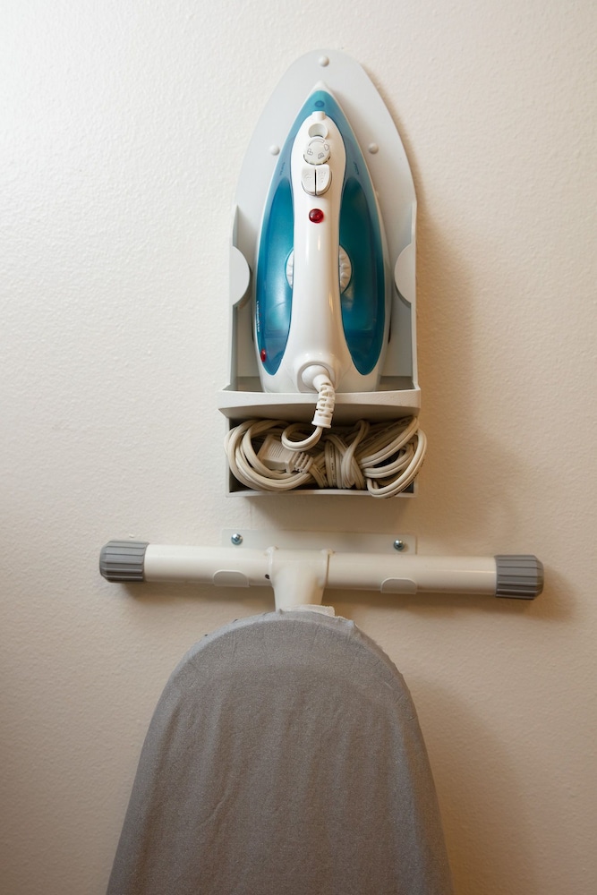 Deluxe Suite, 1 King Bed, Refrigerator & Microwave (Non Pet Friendly) - Photo 7