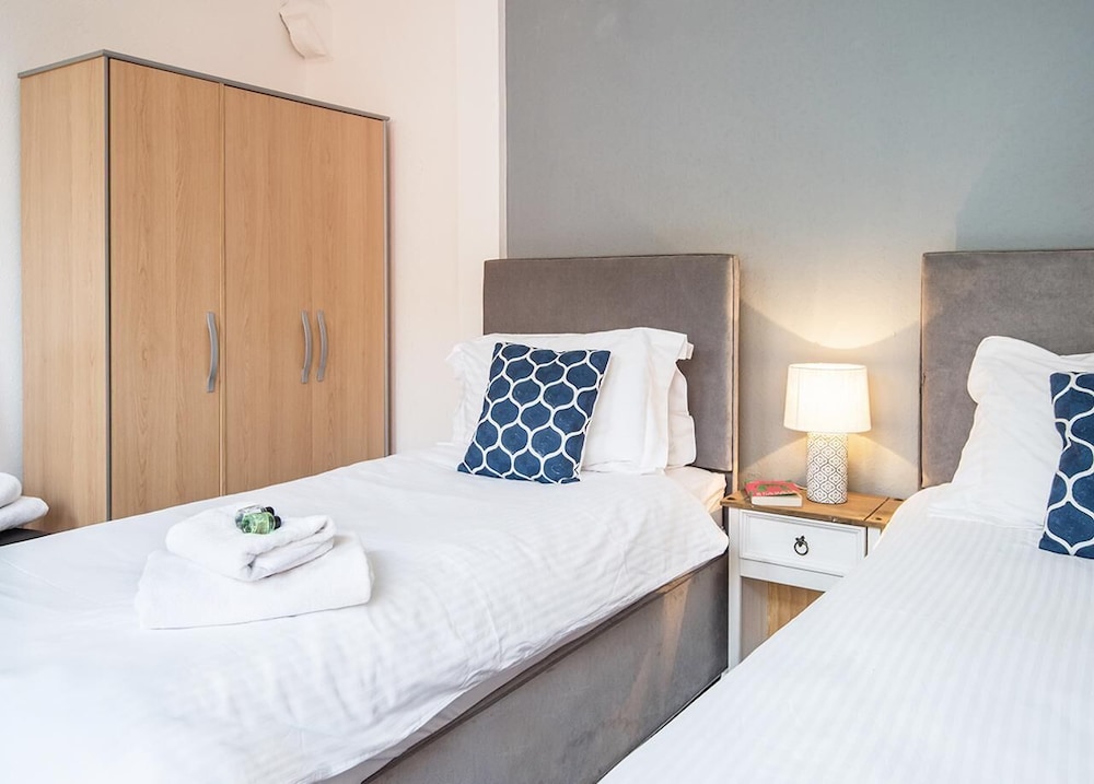 Economy Twin Room, Ensuite photo 3