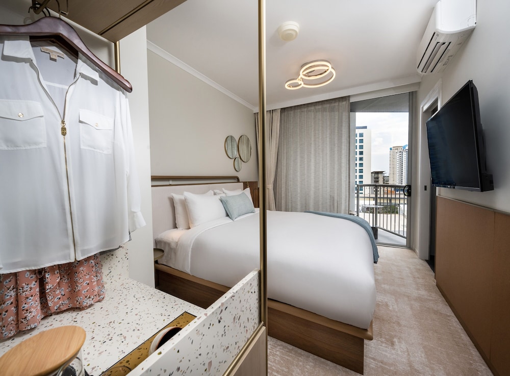 Hotel Deluxe Room - Photo 5