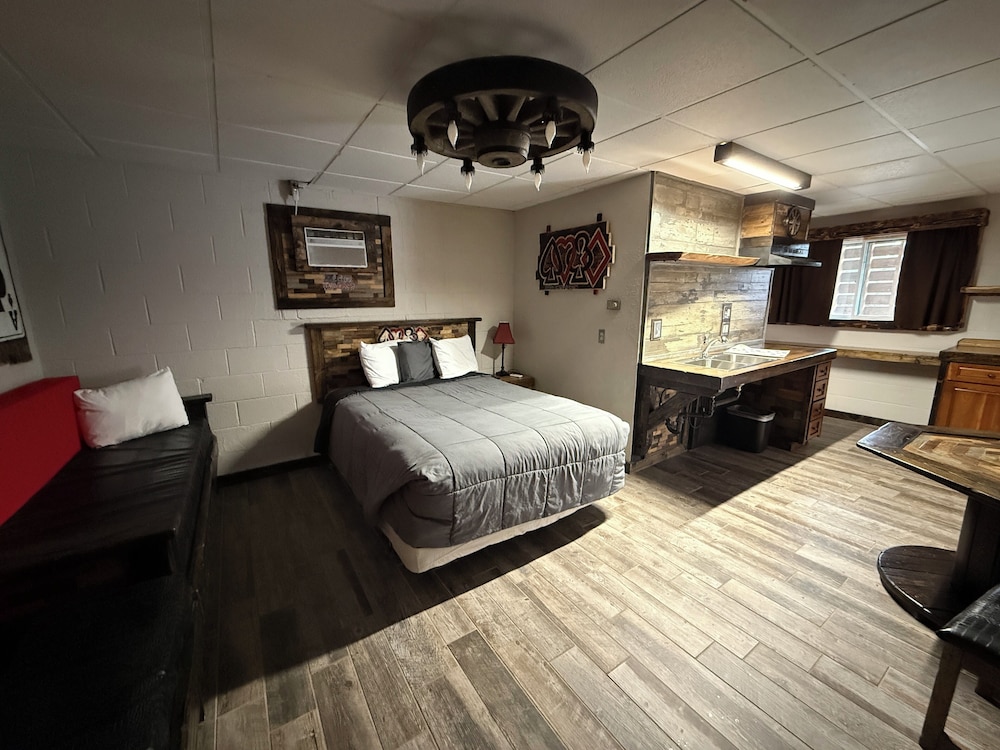Room, Non Smoking (1 Queen Bed & 2 Twin Beds)