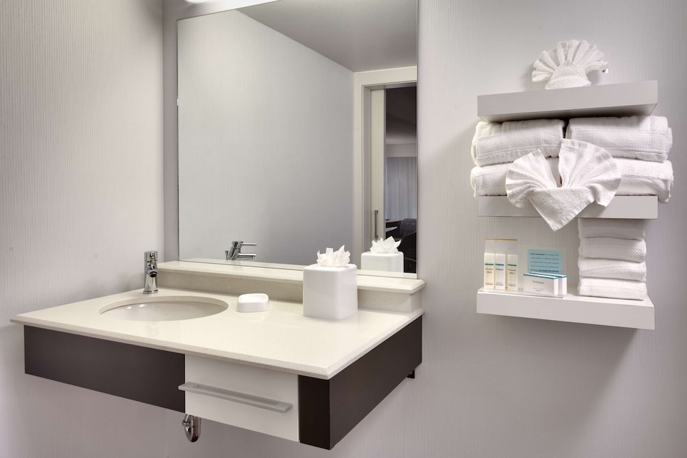 Room, 2 Queen Beds, Accessible, Bathtub (Mobility & Hearing) - Photo 8