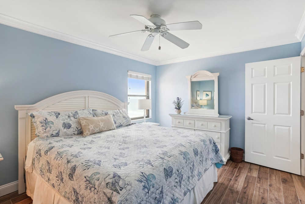 Condo, 1 King Bed (Emerald Isle 401 - Premier) photo 1