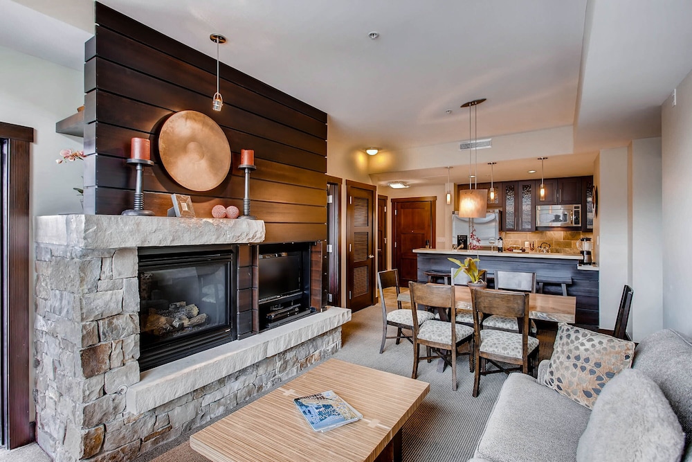 Luxury Condo, 2 Bedrooms photo 2