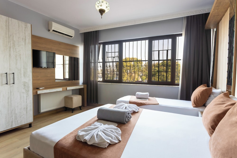Classic Quadruple Room, Multiple Beds, City View photo 3