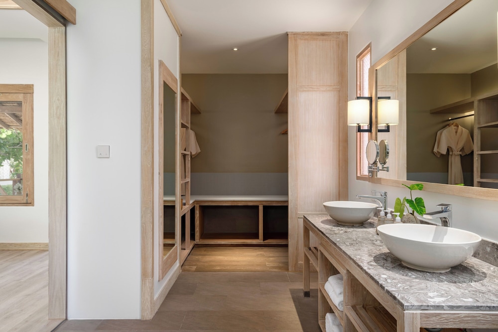 Premium Bungalow, 1 King Bed (Deluxe) - Photo 6