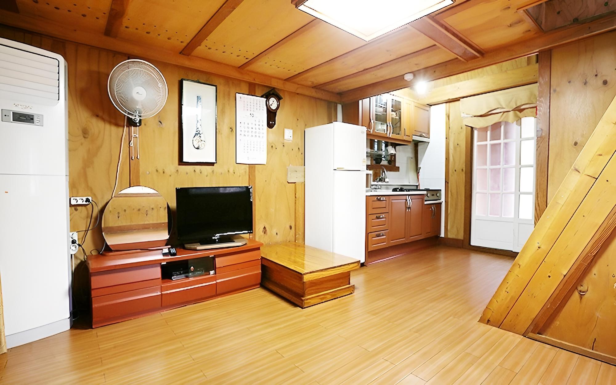 Room (Room 1 (Unshared House Duplex))