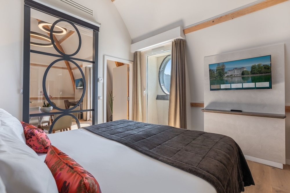 Prestige Lake Suite with spa access on reservation