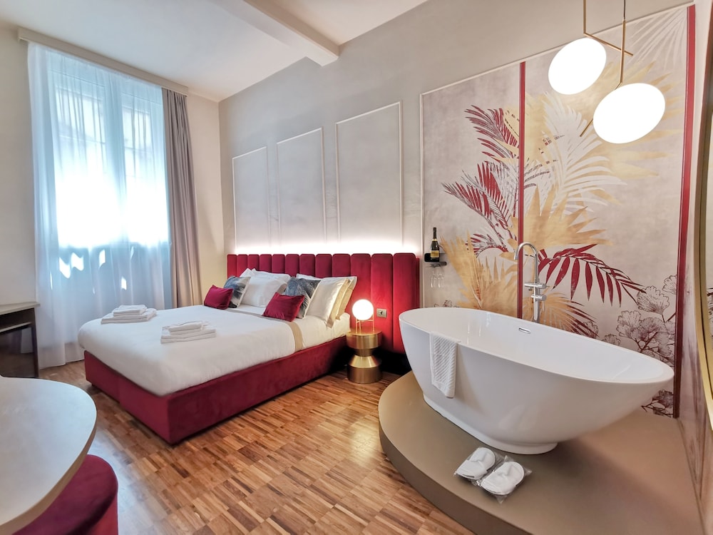 Deluxe Double Room, 1 King Bed, Hot Tub, Tower photo 2