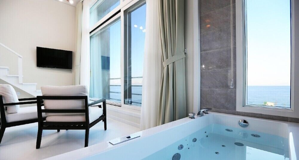 Room (402) photo 2