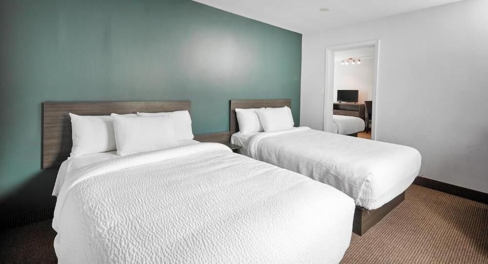 Motel Family suite with four double beds