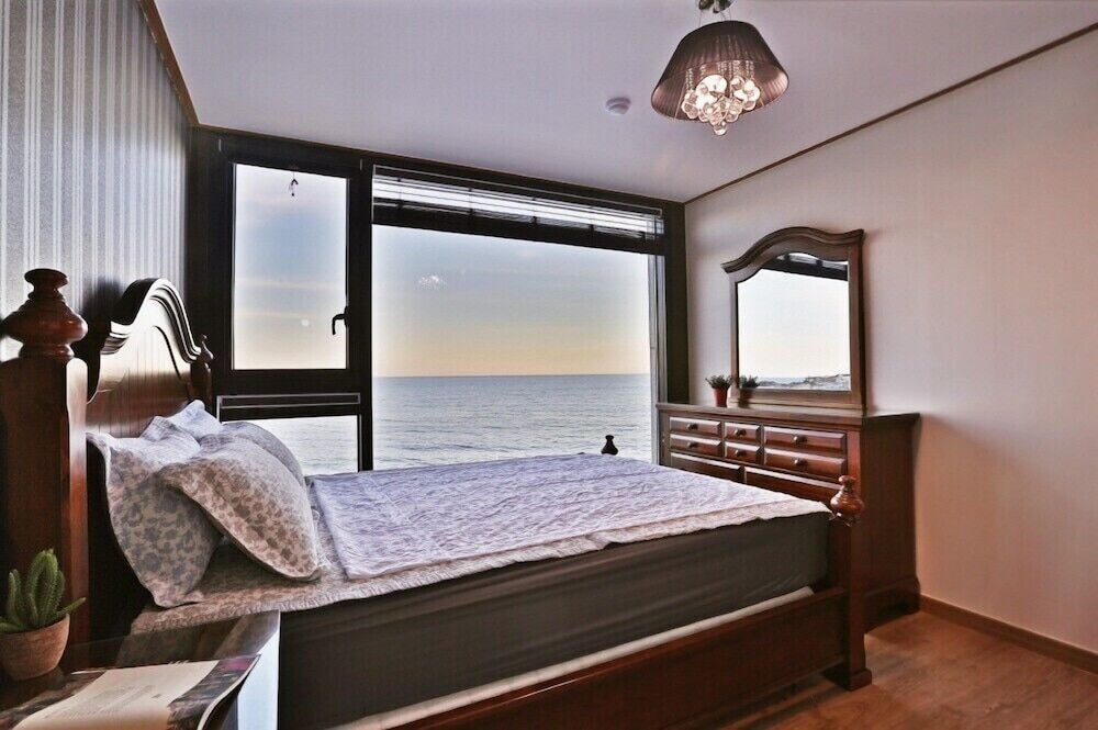 Room (308) photo 2