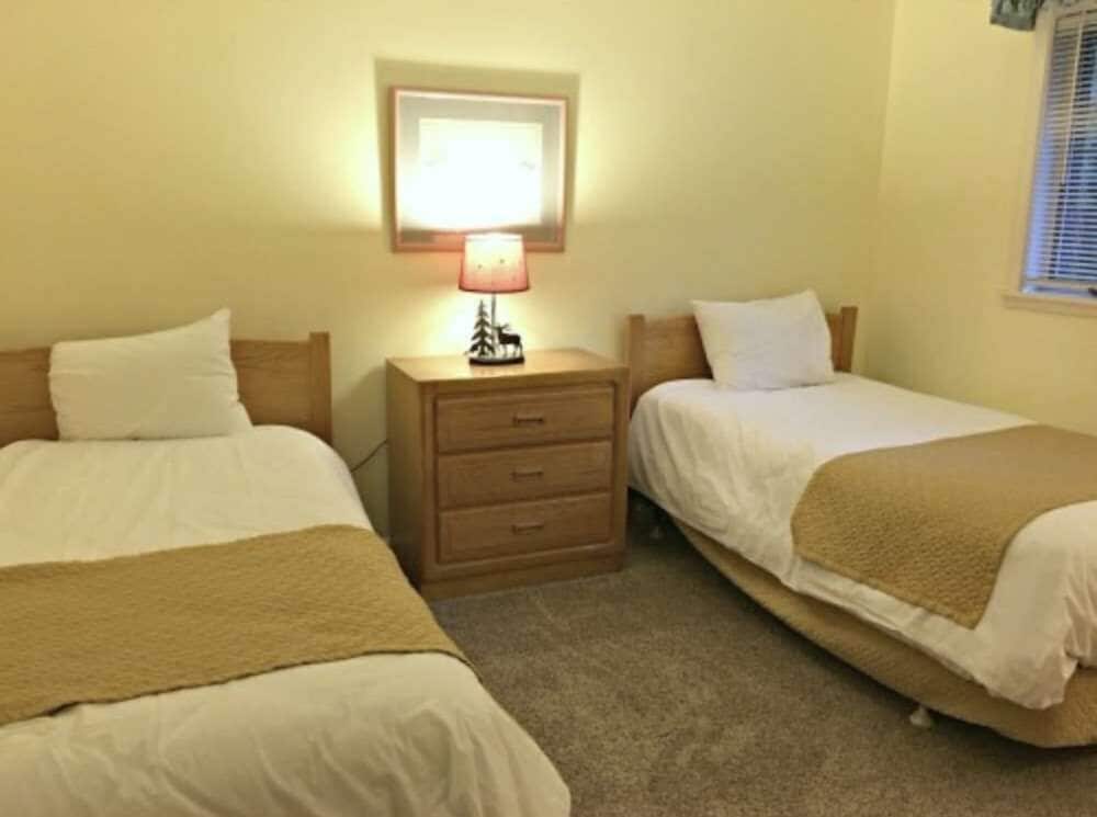 2BR Townhouse w/ Queen or King & Twins