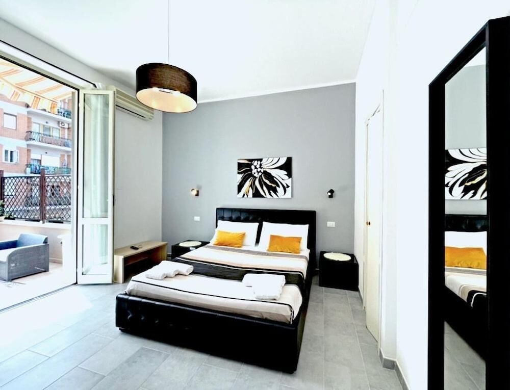Luxury Double Room, 1 King Bed, Private Bathroom photo 3