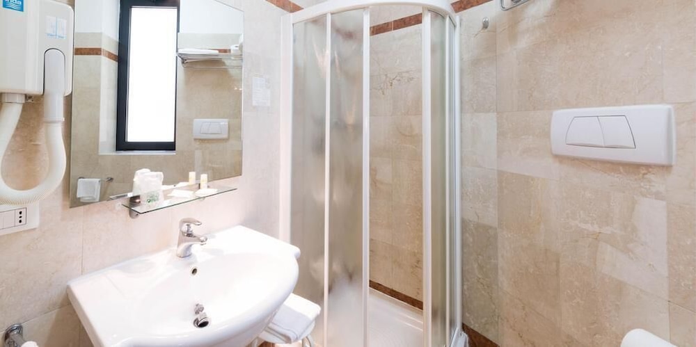 Deluxe Double or Twin Room - Photo 3