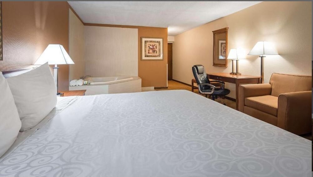 Suite, 1 King Bed, Non Smoking, Jetted Tub