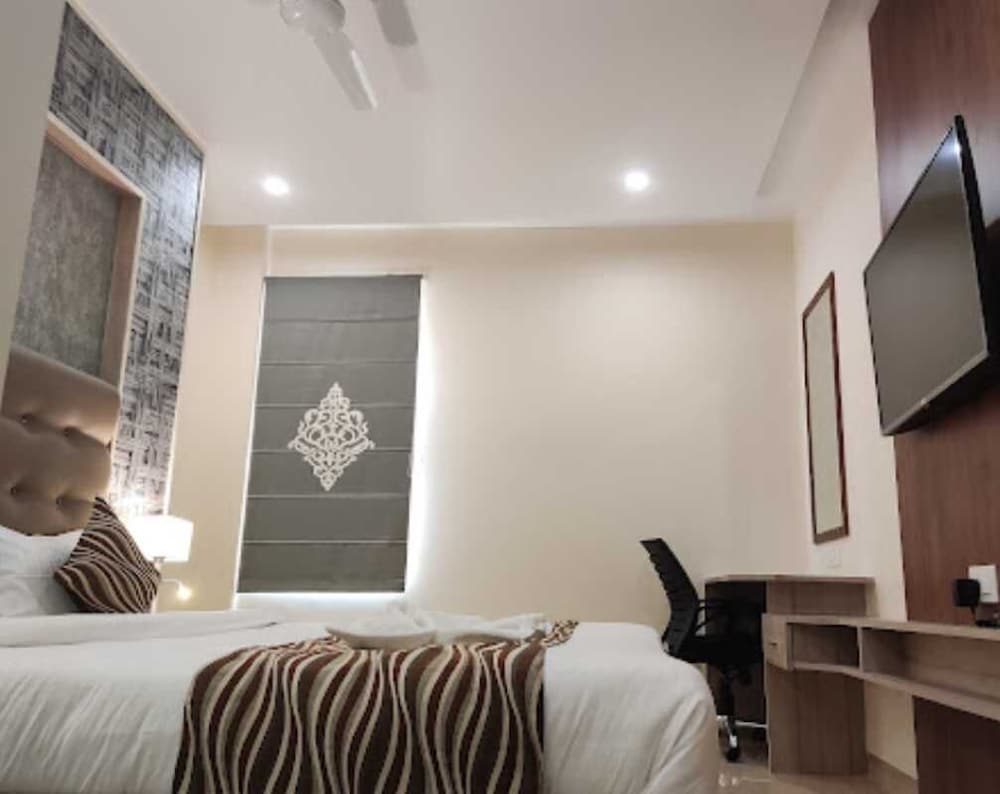 Premium Room - Photo 12