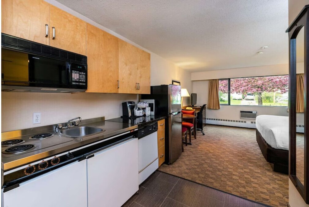 Signature Room, 1 King Bed, Kitchen