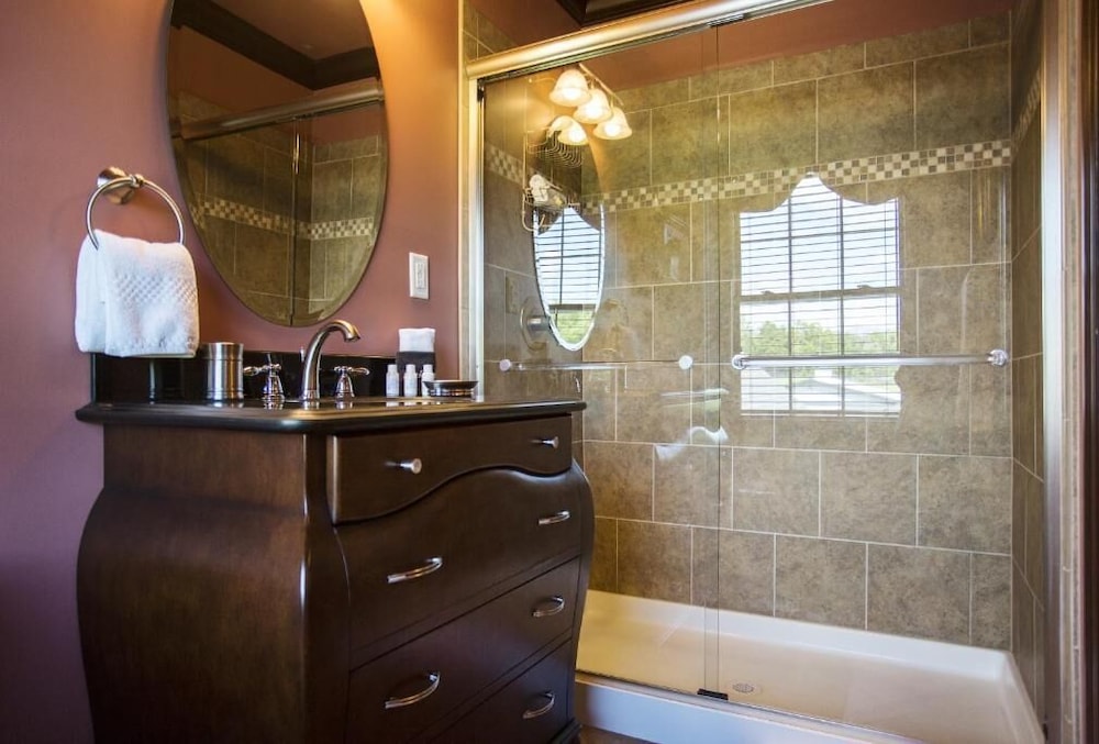Deluxe Room, 1 Queen Bed, Ensuite photo 3