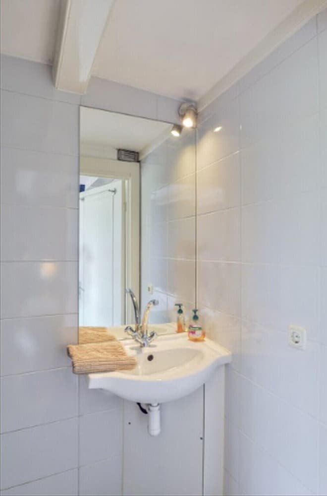 Deluxe Double or Twin Room thumbnail 6