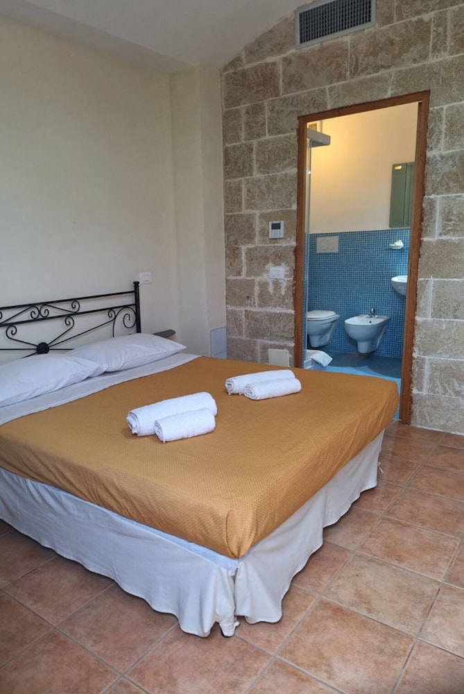 Standard Room, 1 Queen Bed photo 1