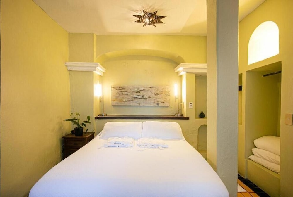 Standard Room, 1 Queen Bed photo 2