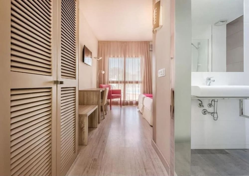 Superior Room, Pool View (1 adult + 2 children) - Photo 3