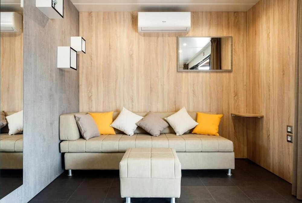 Deluxe Two-bedroom Mobile Home with Private Pool