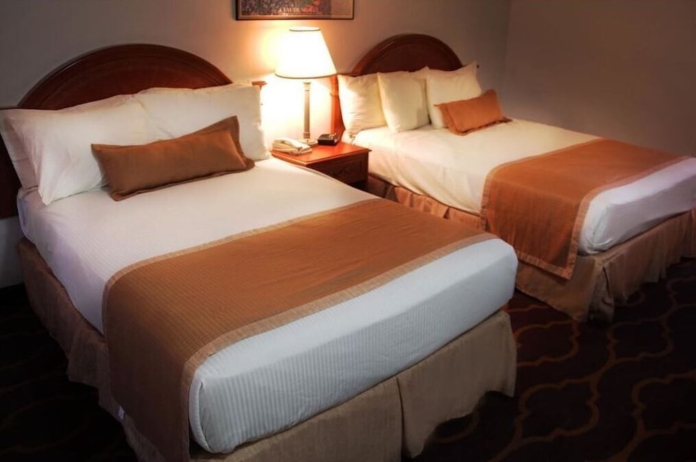 Room, 2 Queen Beds, Non Smoking - Photo 1