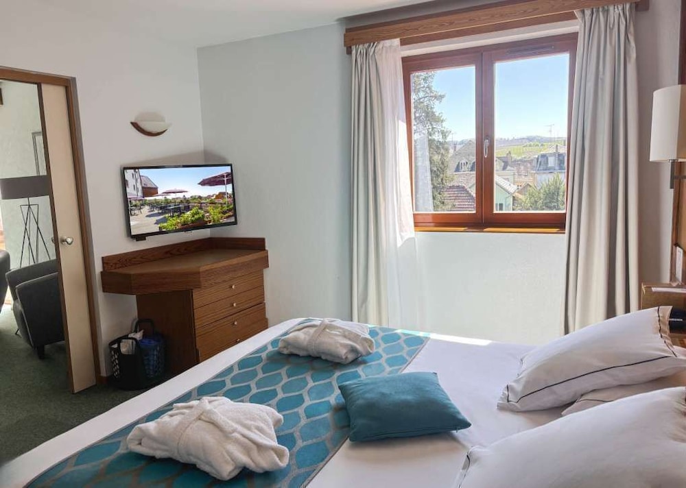 Suite, 1 King Bed, Non Smoking (Separate Lounge)