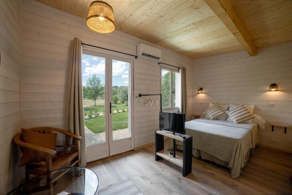 Standard Chalet, 1 Queen Bed