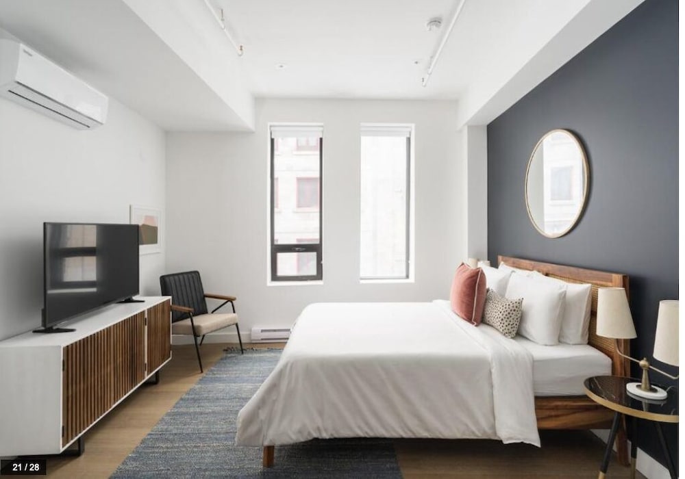 Deluxe Studio with Queen Bed