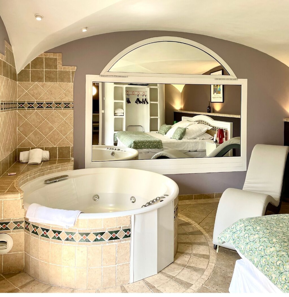 Romantic Suite, 1 Bedroom, Hot Tub photo 3