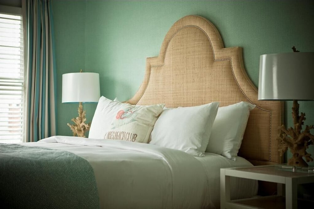 Room, 1 King Bed (Tides | Seating Area) photo 3