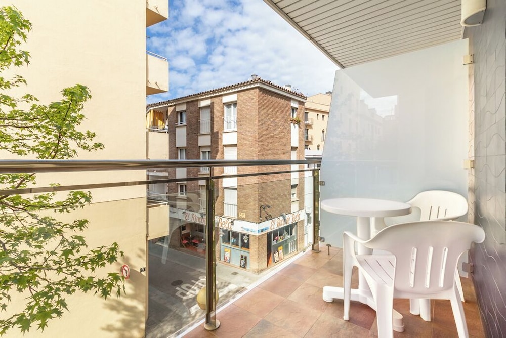 Standard Triple Room, City View - Photo 10
