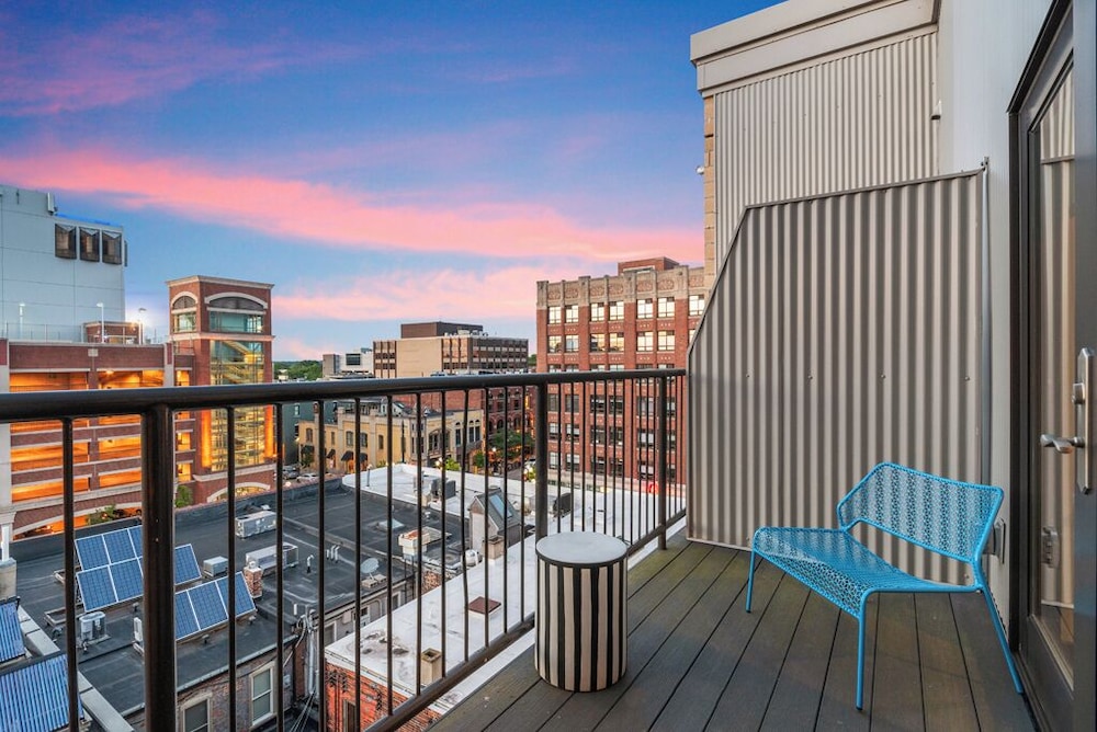 Luxury Studio, 1 King Bed, Balcony photo 3