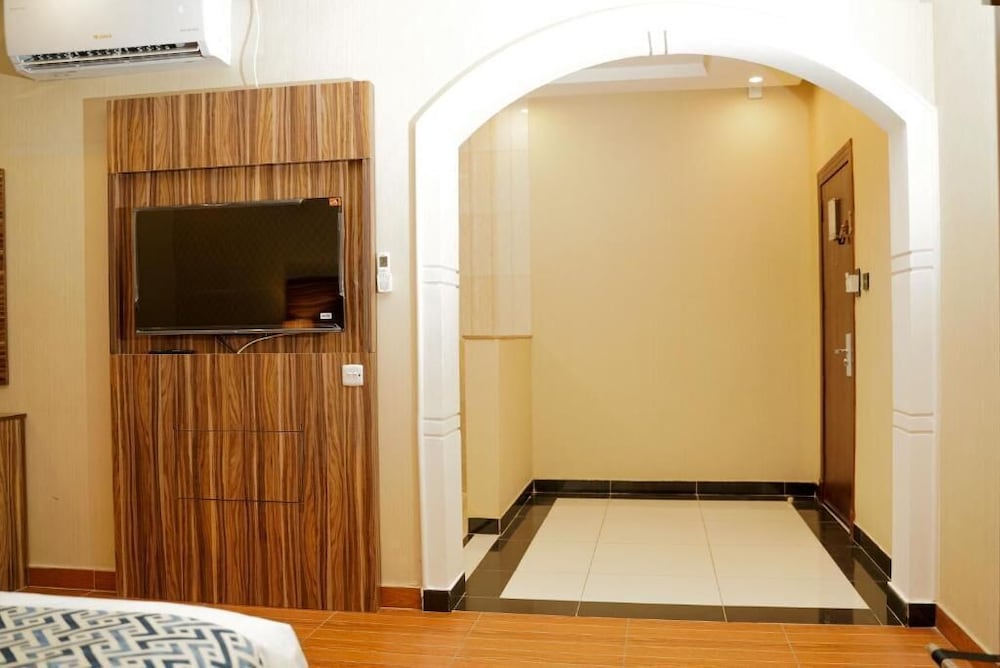 Two Bedroom Deluxe Apartment - Photo 6