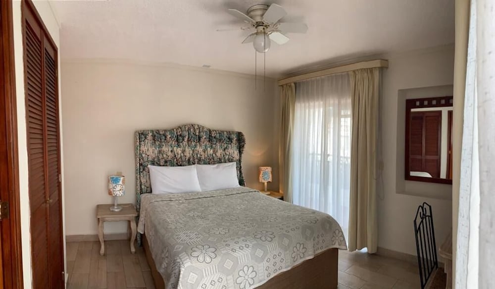Standard Room, 1 Queen Bed