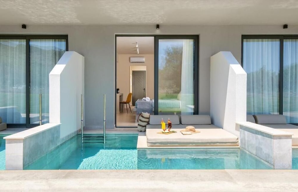 Deluxe Pool (Sharing Pool) photo 1