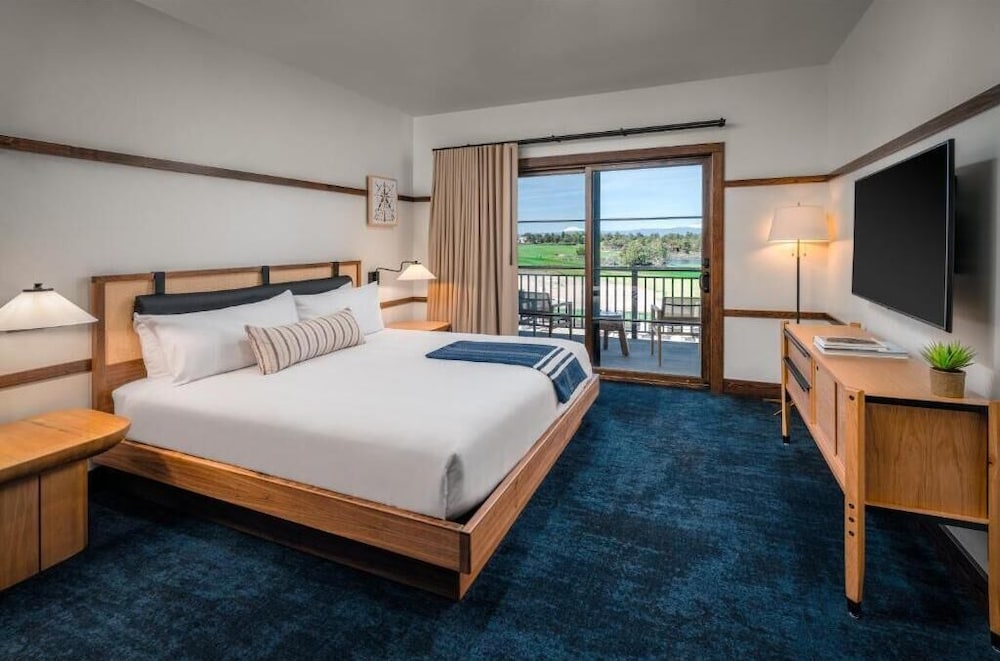 Deluxe Room, 1 King Bed, Mountain View (ADA - Accessible) photo 1