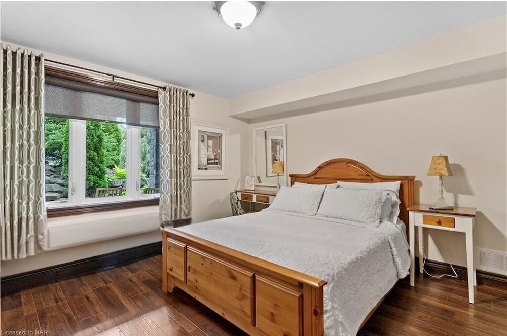 Comfort Room, 1 Queen Bed, Garden View