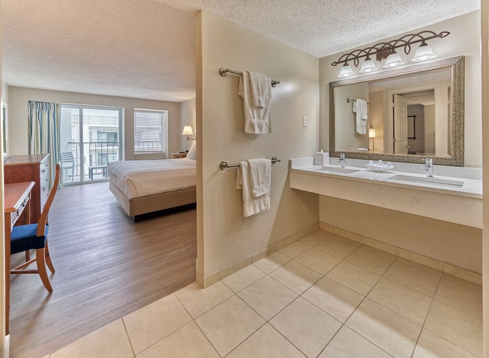 Two Room Suite Parking Lot View/ Double Balcony photo 3
