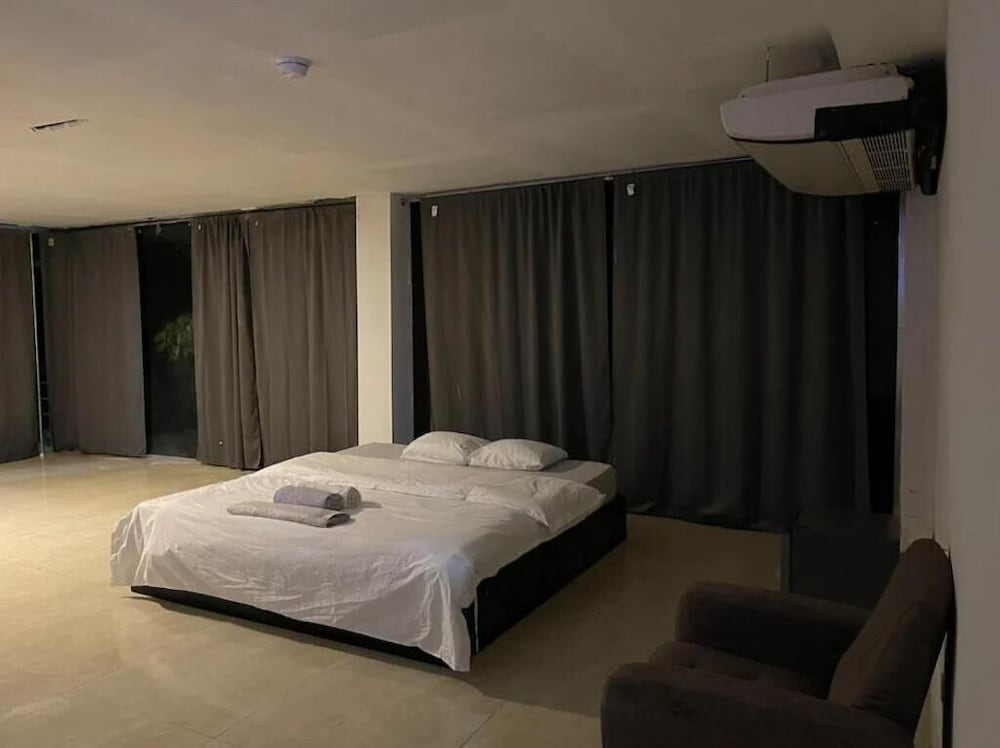 Room, 1 King Bed, Pool View photo 2
