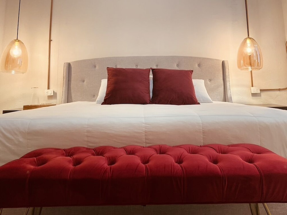 Deluxe Room, 1 King Bed, Non Smoking, Refrigerator photo 1
