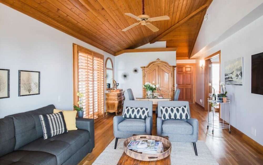 Deluxe Suite, 1 King Bed, 2 Bathrooms, Ocean View photo 2