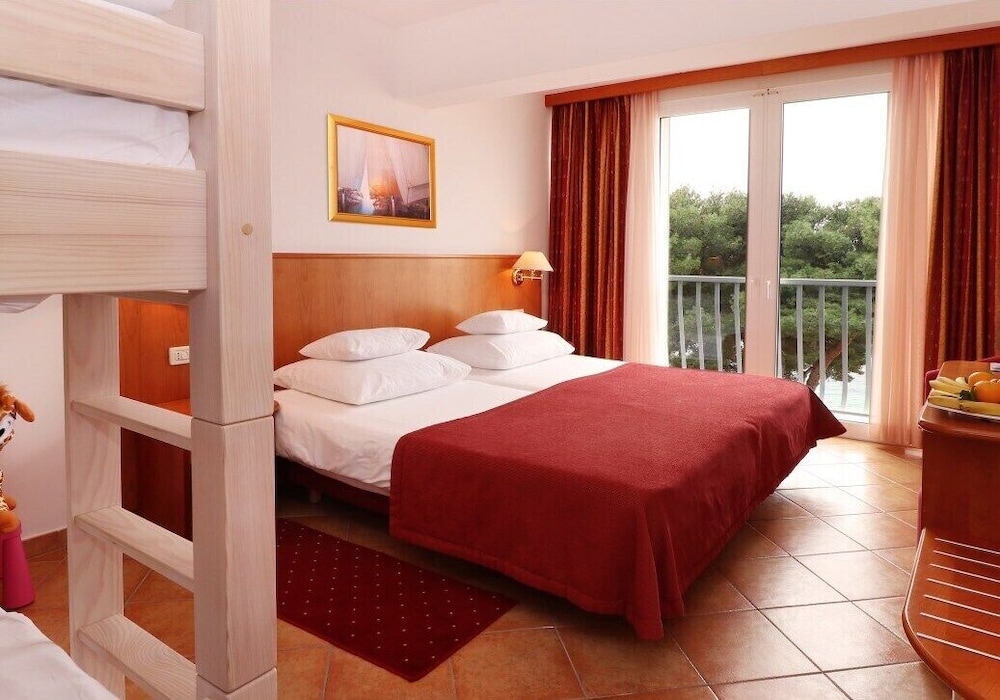 Premium Club Minifamily room, Partial Sea View 2+2 - Photo 1