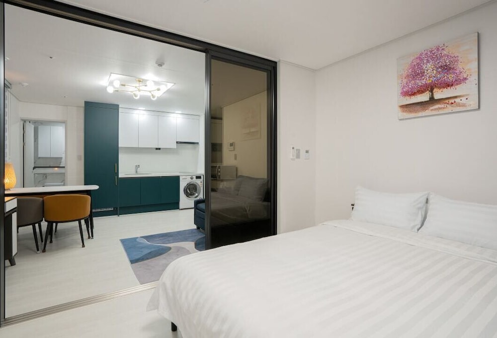Premium Queen, Mountain View (Sofa Bed)