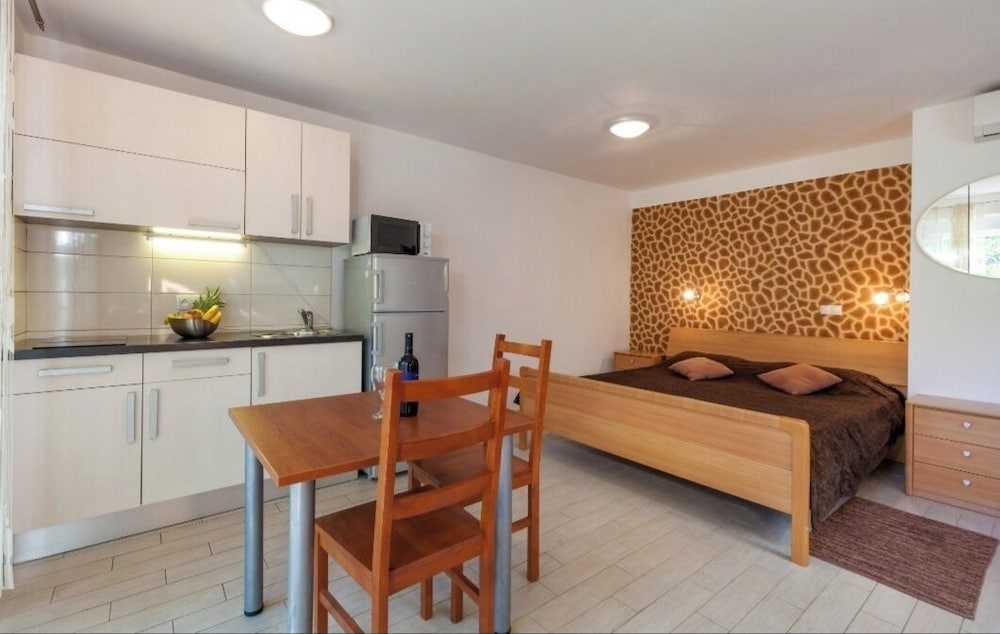 Basic Double Room, 1 King Bed, Lanai, Garden Area