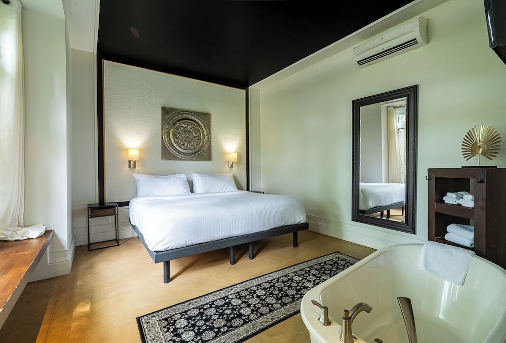Deluxe Suite, 1 King Bed (3) photo 1