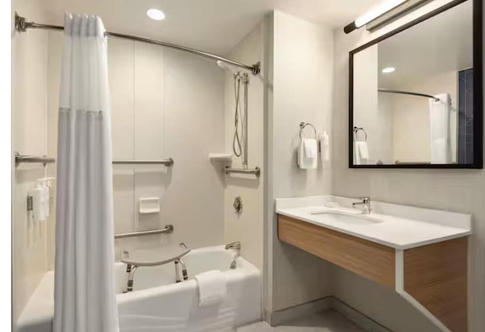 Room, 1 Queen Bed, Accessible, Bathtub (Mobility & Hearing) - Photo 1